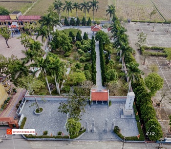 Đường làng Tiến sĩ và khu lăng mộ Đức Thần Tổ Vũ Hồn nhìn từ trên cao